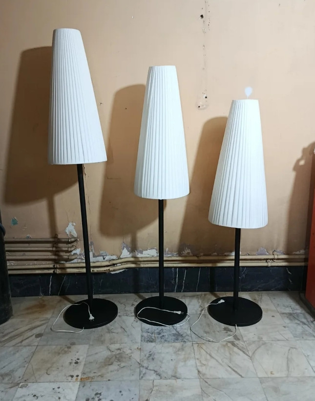 آباژور ایستاده